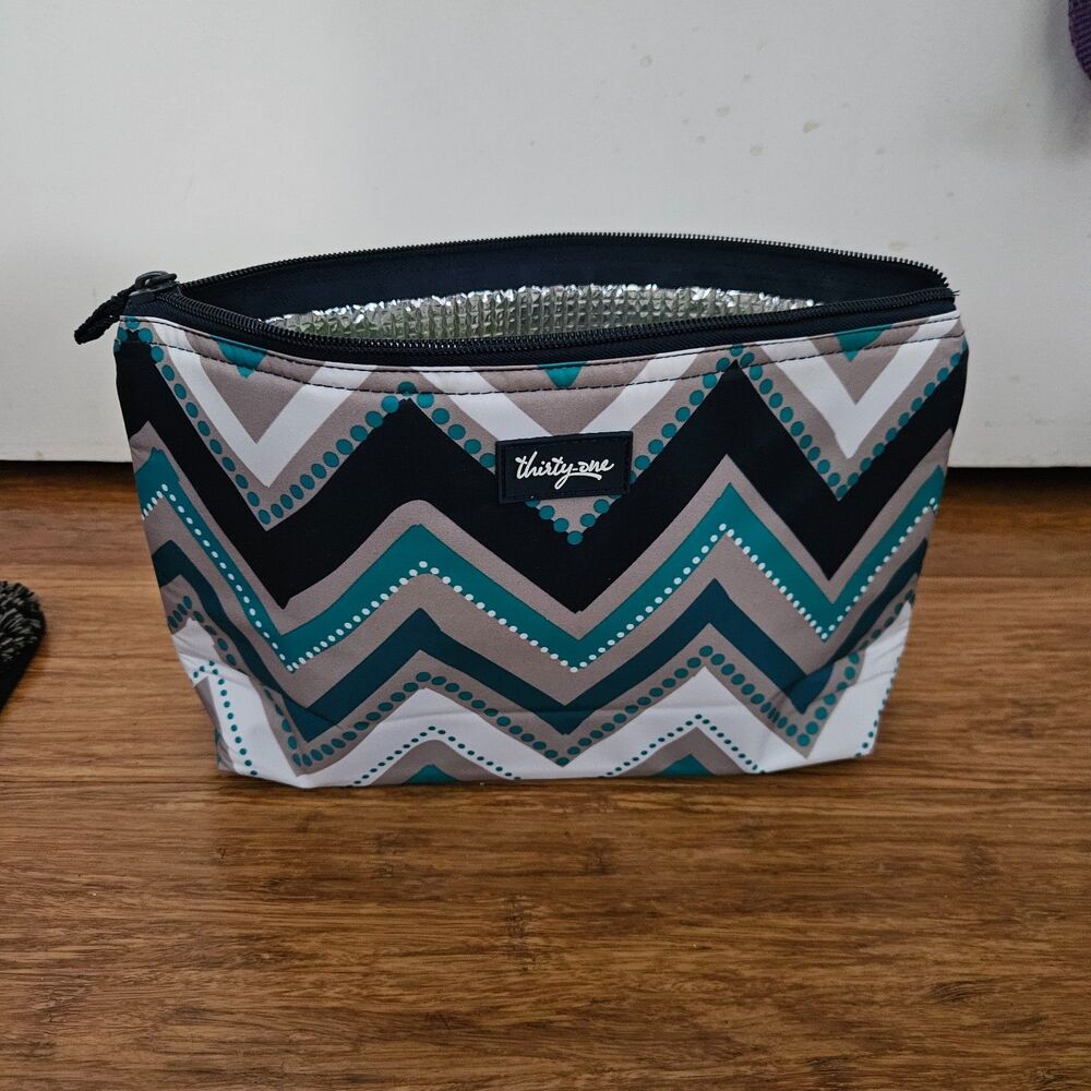 THIRTY-ONE Medium Thermal Zipper Pouch in the Dotty Chevron Pattern NEW